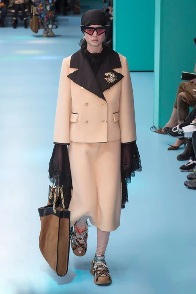 Look 80